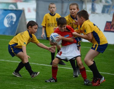  Çocuklar Rugby oynamak.