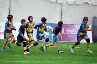  Çocuklar Rugby oynamak.