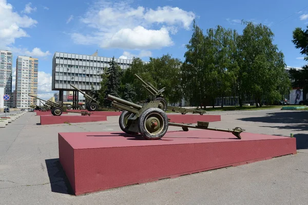 La exposición del equipo de artillería durante la gran guerra patriótica en el Museo de Defensa de Moscú en la aldea olímpica . — Foto de Stock