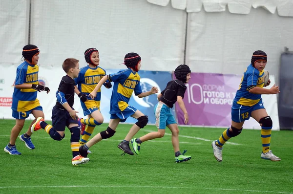 Os meninos jogam Rugby . — Fotografia de Stock
