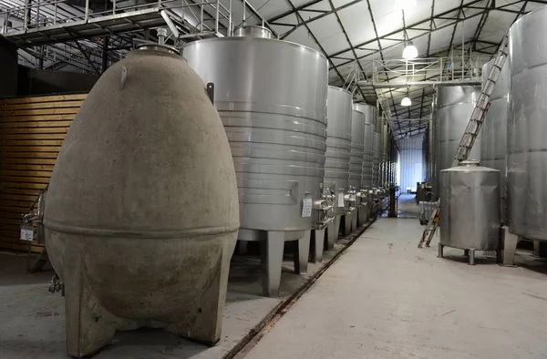 Tanques de fermentación de acero inoxidable para vino en la bodega Viu Manent . —  Fotos de Stock