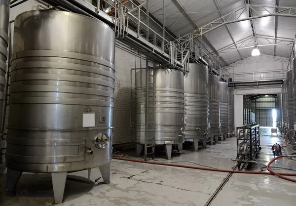 Tanques de fermentación de acero inoxidable para vino en la bodega Viu Manent . —  Fotos de Stock