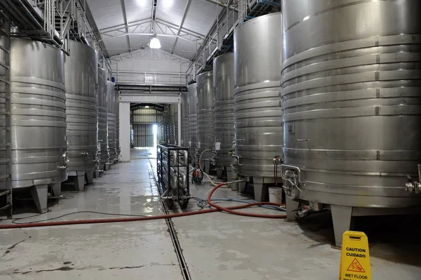 Tanques de fermentación de acero inoxidable para vino en la bodega Viu Manent . —  Fotos de Stock