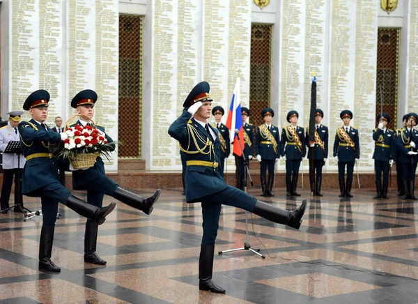 La guardia de honor de las tropas del Ministerio del Interior de Rusia. Formaciones militares especiales están diseñadas para garantizar la seguridad interna del Estado, la protección de los derechos . — Foto de Stock