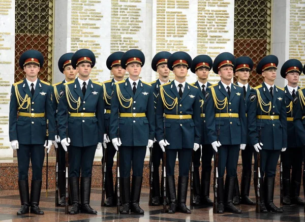 La garde d'honneur des troupes du ministère de l'Intérieur de la Russie. Les formations militaires spéciales sont conçues pour assurer la sécurité intérieure de l'Etat, la protection des droits . — Photo