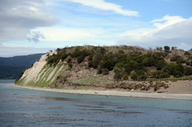  Tierra del Fuego adalar ana ada ayıran ve adanın güneyinde yalan Beagle kanalı.