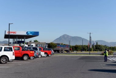  Benzin istasyonunda Santiago.