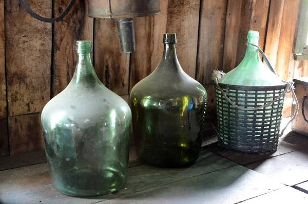 Grote groene glazen flessen. — Stockfoto