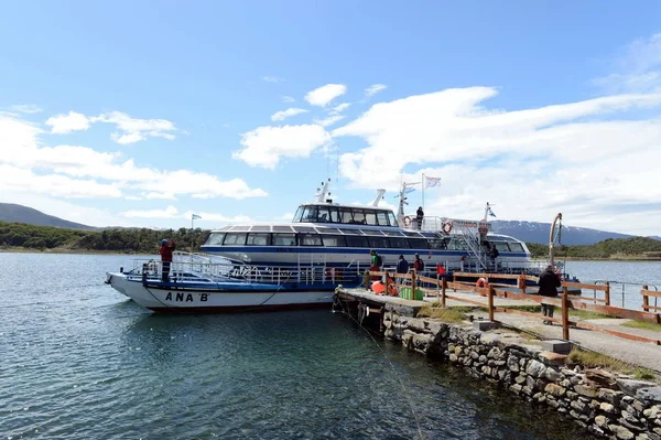 Passenger ship at Wharf estates Harberton. — Stock Photo, Image