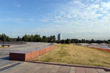  Poklonnaya tepe üzerinde çeşmeler ile kare.