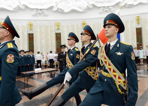 A guarda de honra das tropas do Ministério do Interior da Rússia. As formações militares especiais destinam-se a garantir a segurança interna do Estado, a protecção dos direitos . — Fotografia de Stock