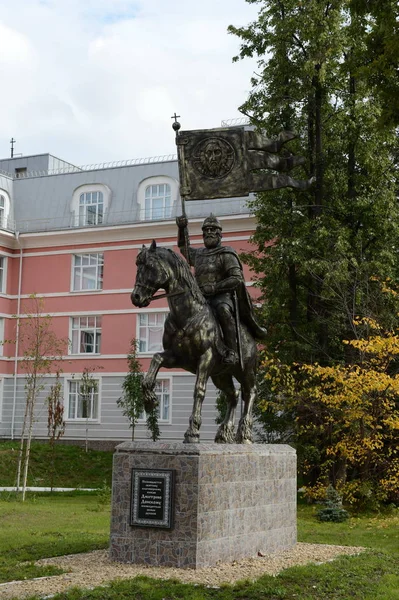 Monumentet till Saint prins av Moskva Dmitry Donskoy på platsen för den första Moskva cadet corps. — Stockfoto