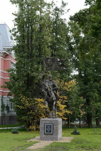 The monument to Saint Prince of Moscow Dmitry Donskoy on the site of the first Moscow cadet corps. — Stock Photo, Image
