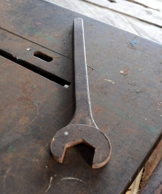  Kırsal bir ahırda eski paslı anahtar.