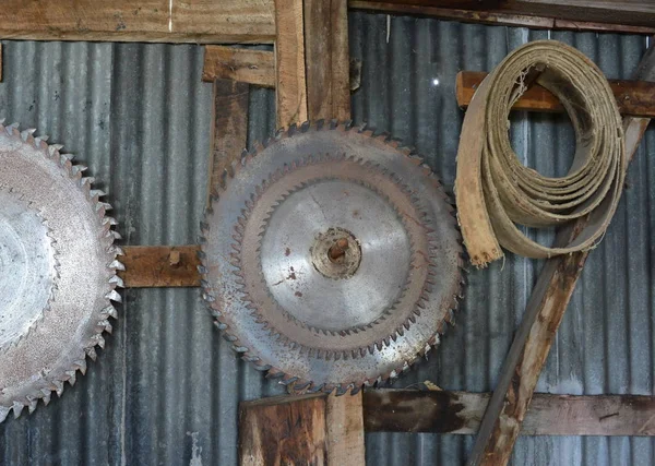 Metalen schijven voor cirkelzagen op de muur. — Stockfoto