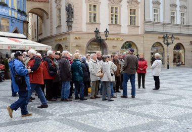  Turistler, Prag'ın eski şehir Meydanı.