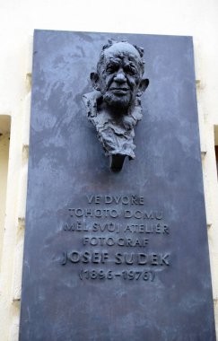  Fotoğrafçı Josef Sudek, Mala Strana bölgesine stüdyosunun anısına plaket.