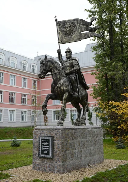 Pomnik do Saint książę Moskwy Dmitry Donskoy na miejscu pierwszego Korpusu Kadetów Moskwa. — Zdjęcie stockowe