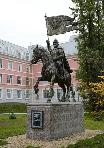 Denkmal für den Heiligen Fürsten von Moskau Dmitri Donskoj auf dem Gelände des ersten Moskauer Kadettenkorps. — Stockfoto