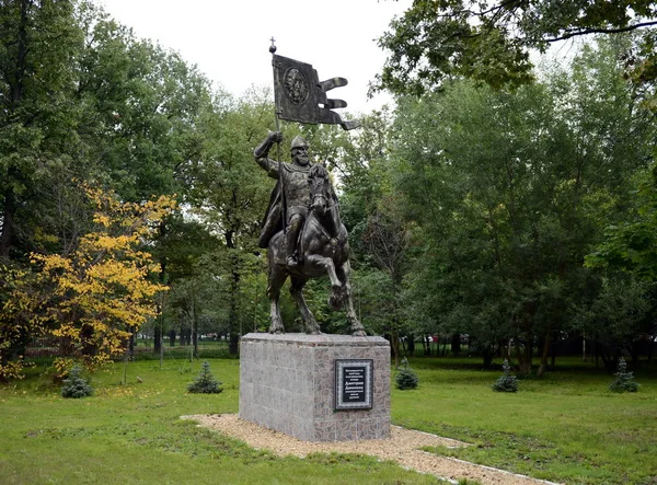 The monument to Saint Prince of Moscow Dmitry Donskoy on the site of the first Moscow cadet corps. — Stock Photo, Image