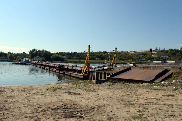 Понтонный мост через реку Северный Донец
.