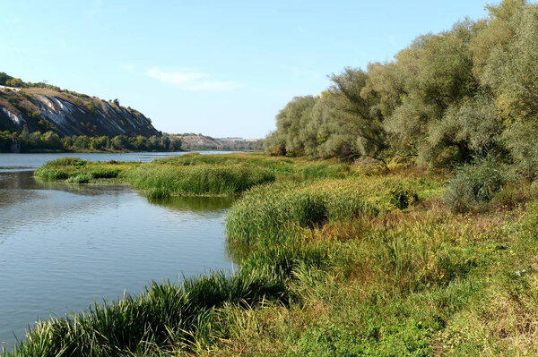 Северский Донец реки к югу от Восточно-Европейской равнины, которая протекает через Белгород и Ростовскую область России, правый приток Дона
.