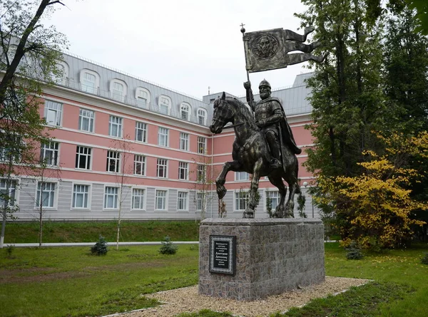 첫 번째 모스크바 사관 학교 생도 군단의 사이트에 모스크바 드미트리 Donskoy의 세인트 왕자에 기념물. — 스톡 사진
