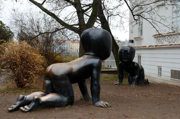 Escultura "Crawling baby" en el Museo de Arte Moderno de Kampa Park . — Foto de Stock