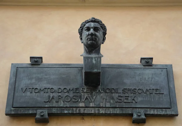 Tablica na dom, gdzie urodził się słynny pisarz Jaroslav Hasek. — Zdjęcie stockowe