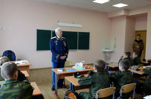 Ausgezeichneter sowjetischer Militärpilot, Generaloberst nikolai moskvitelev eine Lektion in Mut im Kadettenkorps. — Stockfoto