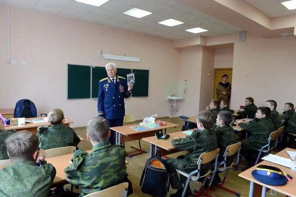 Ausgezeichneter sowjetischer Militärpilot, Generaloberst nikolai moskvitelev eine Lektion in Mut im Kadettenkorps. — Stockfoto