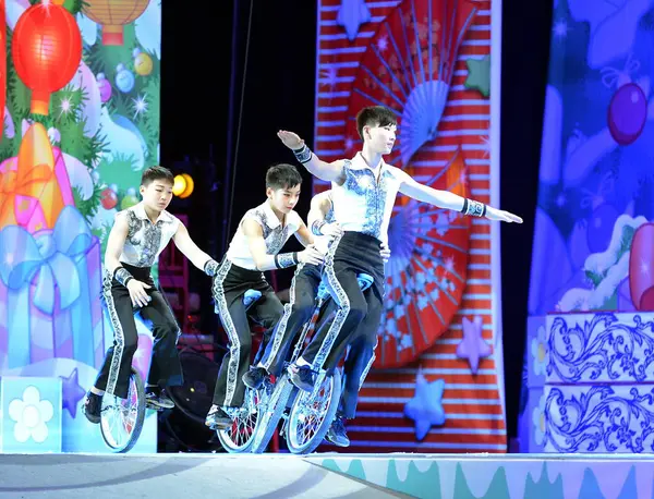 Atores do circo chinês se apresentam em nossa peça Natividade na arcada . — Fotografia de Stock