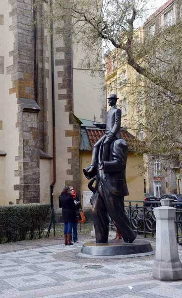 Un des monuments de Prague au grand écrivain du XXe siècle, Franz Kafka . — Photo