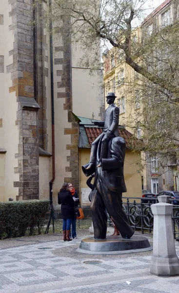 Één van praags monumenten aan de grote schrijver van de Xx eeuw, Franz Kafka. — Stockfoto