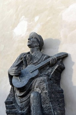 Çek müzisyen ve aktör Carel Gashler Prag eski bir kale merdiveninde anıt.