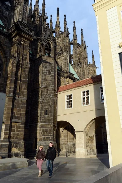 Turister ved St. Vitus-katedralen . – stockfoto