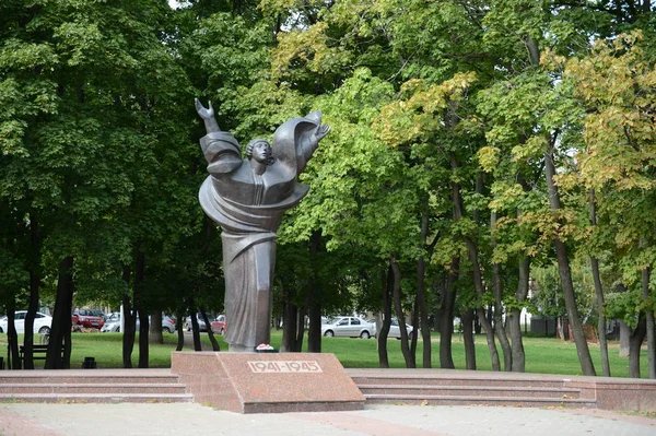 Памятник Великой Отечественной войне в парке Дубки . — стоковое фото