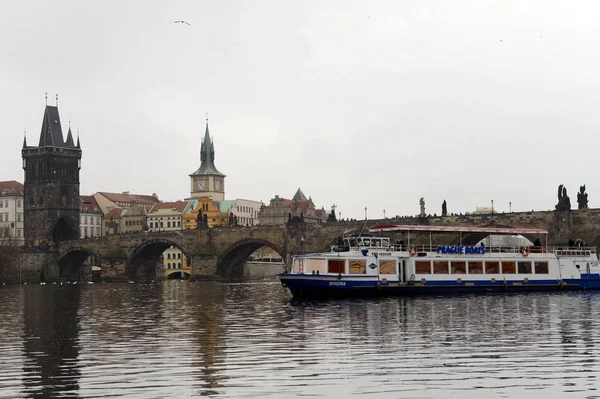 Ponte Carlo - ponte medievale a Praga sul fiume Moldava. È decorato con trenta sculture . — Foto Stock