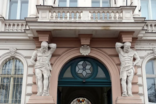Atlantes apoiando a varanda de um edifício em Praga . — Fotografia de Stock