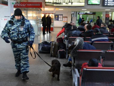  Bir polis memuru Tren İstasyonu ile hizmet köpek bekleme odası denetler.