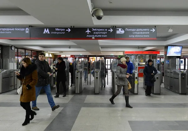 Турникеты на Павелецком вокзале в Москве . — стоковое фото