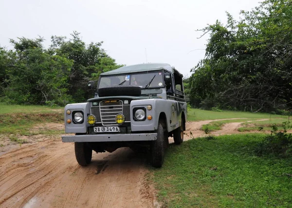 Toeristische Jeeptochten in Yala national Park. — Stockfoto