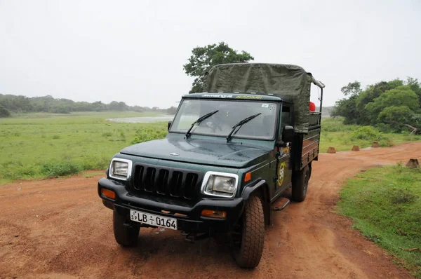 Toeristische Jeeptochten in Yala national Park. — Stockfoto