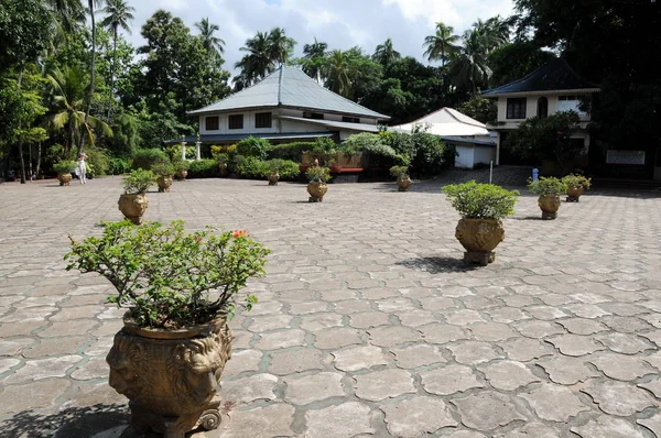 Auf dem Gelände des goldenen Tempels in Dambulla. — Stockfoto