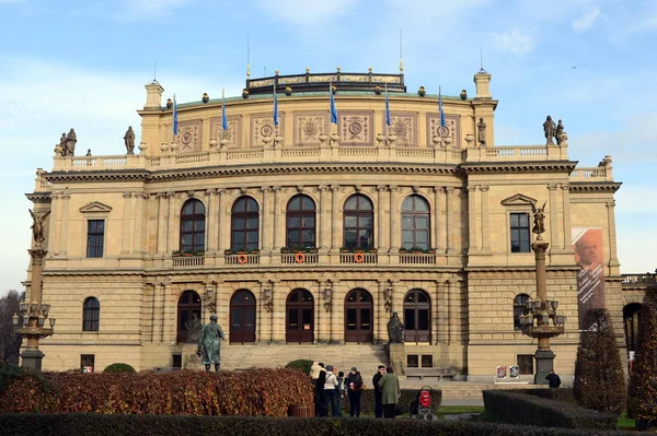 ルドルフィヌム フィル ハーモニー管弦楽団 1 月 Palach の名を冠した広場、プラハの中心部の歴史的な建物. — ストック写真