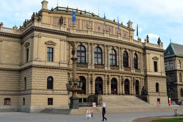 Ρουντόλφινουμ ιστορικό κτίριο της Φιλαρμονικής στο κέντρο της Πράγας, στην πλατεία φέρει το όνομα του Jan Palach. — Φωτογραφία Αρχείου