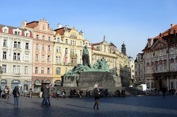 Socha Jana Husa v Staroměstském náměstí v Praze. — Stock fotografie