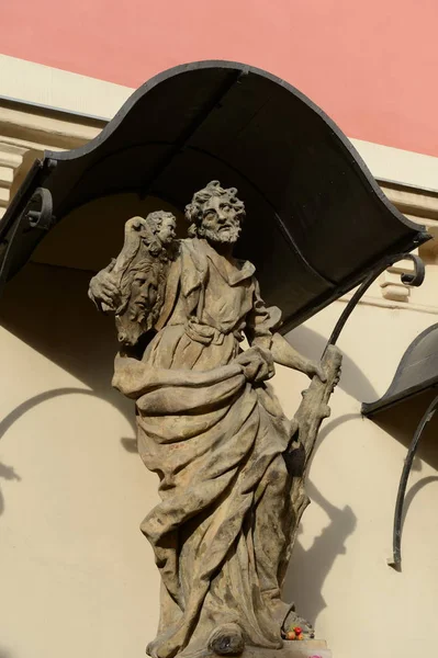 Skulptur auf der St.-Josefs-Kirche. — Stockfoto