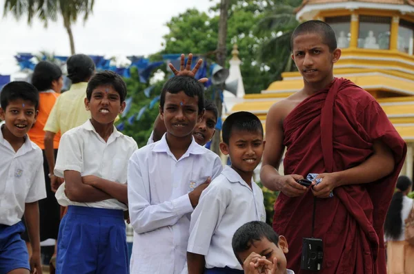 Uczniowie szkoły niedzielę buddyjskich. — Zdjęcie stockowe