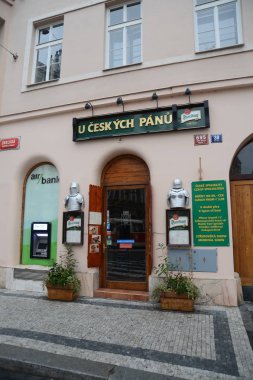  Kafe girişinde zırh takım elbise ile.